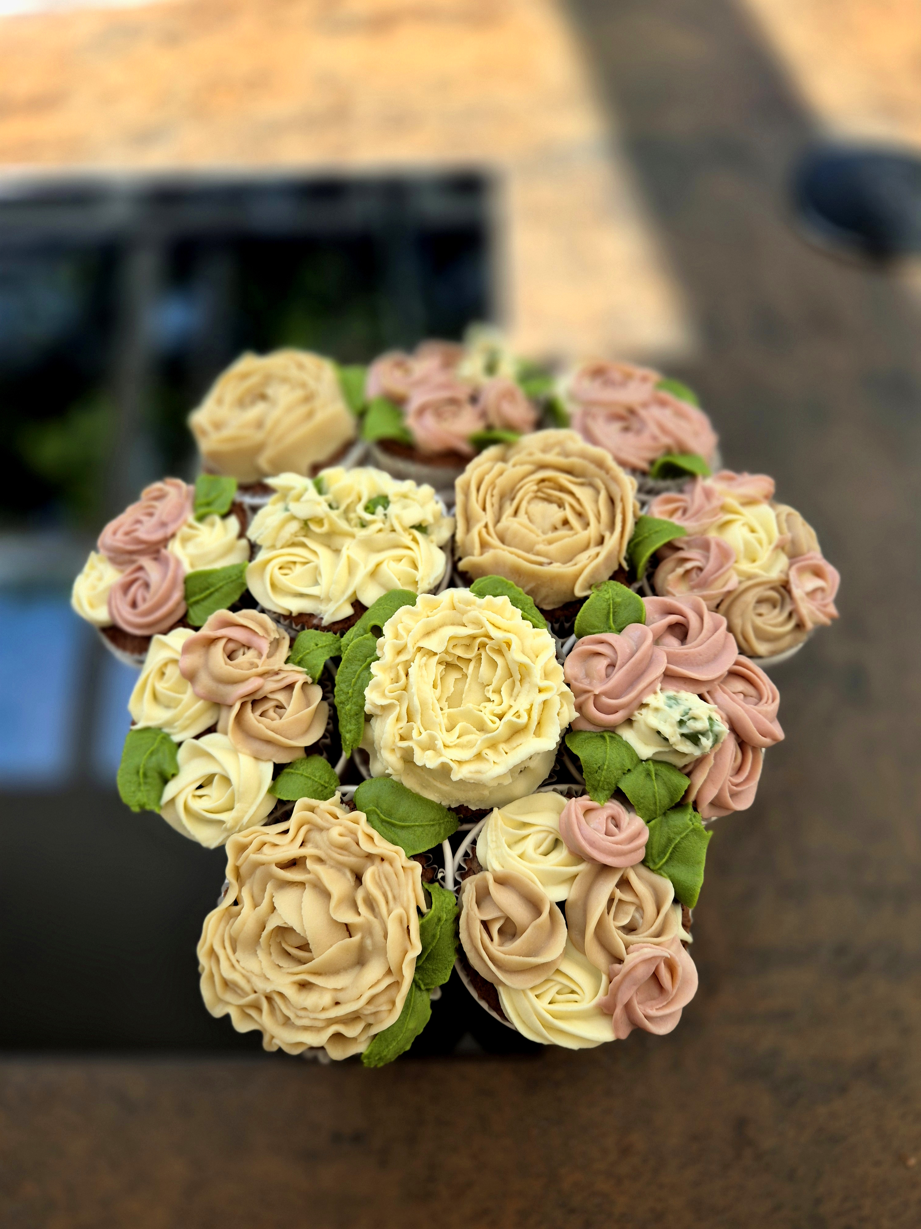 Cupcakes mit cremigem Topping und zarten Akzenten