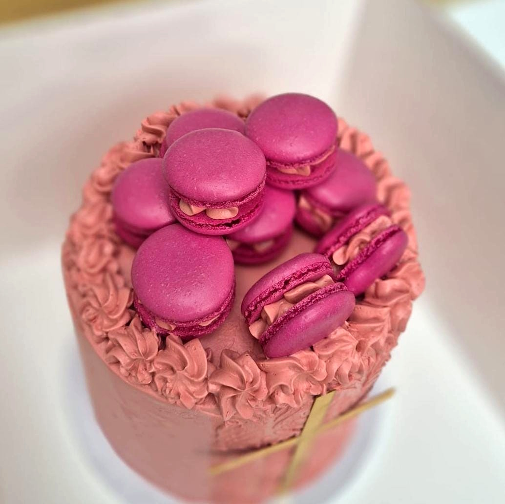 Macarons in Pastellfarben aufgereiht